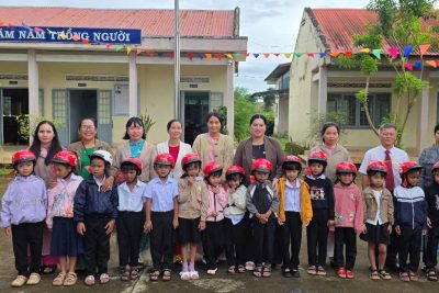 HONDA VIỆT NAM TRAO TẶNG MŨ BẢO HIỂM CHO HỌC SINH LỚP 1 TRƯỜNG TIỂU HỌC Y NUÊ