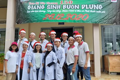 Nhóm thiện nguyện tặng quà tại trường TH Y Nuê 12/2020